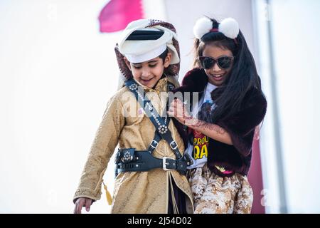 Doha, Katar, Dezember 18,2019. Katarische Kinder in traditioneller und militärischer Kleidung für den Nationalfeiertag. Stockfoto