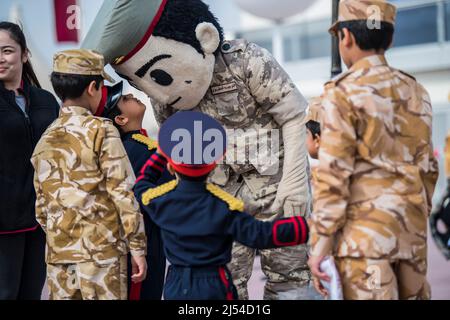 Doha, Katar, Dezember 18,2019. Katarische Kinder in traditioneller und militärischer Kleidung für den Nationalfeiertag. Stockfoto