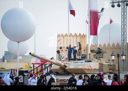 Doha, Katar, Dezember 18,2019. Katarische Kinder in traditioneller und militärischer Kleidung für den Nationalfeiertag. Stockfoto