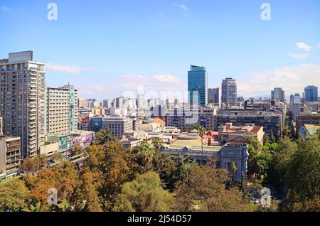 Beeindruckende Luftaufnahme der Innenstadt von Santiago vom Santa Lucia Hill in Santiago, Chile, Südamerika Stockfoto