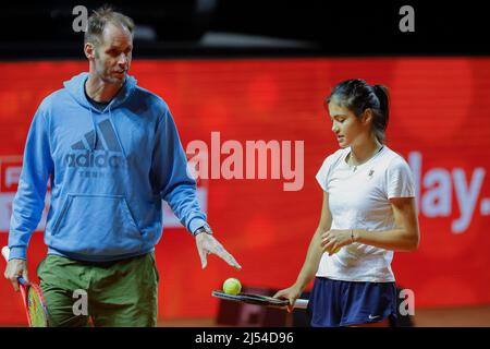 Stuttgart, 20.. April 2022. Die britische Tennisspielerin Emma Raducanu trainiert mit Trainer Torben Beltz beim Porsche Tennis Grand Prix 2022 in Stuttgart am Mittwoch, 20. April 20212 © Jürgen Hasenkopf / Alamy Live News Stockfoto