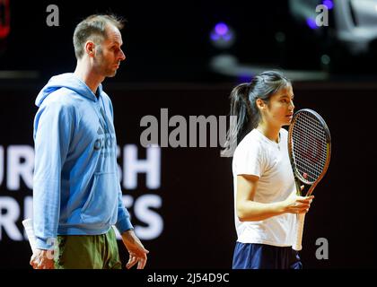 Stuttgart, 20.. April 2022. Die britische Tennisspielerin Emma Raducanu trainiert mit Trainer Torben Beltz beim Porsche Tennis Grand Prix 2022 in Stuttgart am Mittwoch, 20. April 20212 © Jürgen Hasenkopf / Alamy Live News Stockfoto