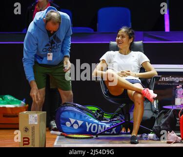 Stuttgart, 20.. April 2022. Die britische Tennisspielerin Emma Raducanu trainiert mit Trainer Torben Beltz beim Porsche Tennis Grand Prix 2022 in Stuttgart am Mittwoch, 20. April 20212 © Jürgen Hasenkopf / Alamy Live News Stockfoto