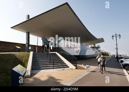 Das D-Day Story Museum, Southsea, Hampshire, mit Panzerlandungsschiff LCT7074 Ausstellung am Eingang des Museums. Stockfoto