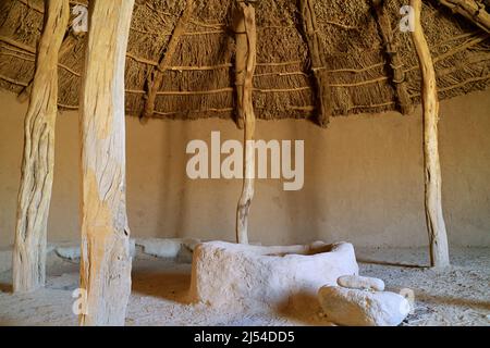 Das Innere einer wiederaufgebauten uralten Ringschlammhütten des Aldea de Tulor Village Complex, San Pedro de Atacama, Nordchile, Südamerika Stockfoto