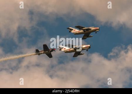 Gdynia, Polen - 22. August 2021: Flug von MIG-15 und XtremeAir XA-41 Flugzeugen auf der Aero Baltic Show in Gdynia, Polen. Stockfoto