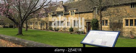 Kirschbäume im Lord Burghley Krankenhaus Armenhäuser, Stamford Town, Grafschaft Lincolnshire, England, Großbritannien Stockfoto