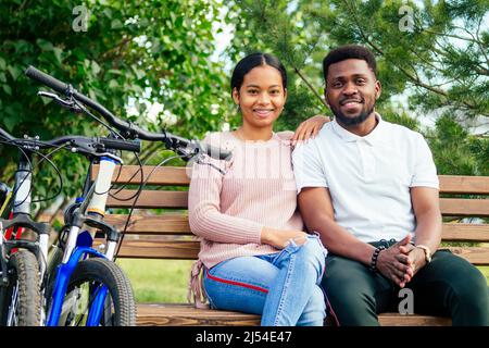 Vietnamesische Frau und afroamerikanischer Mann, der ein Fahrrad ausleihen kann Stockfoto