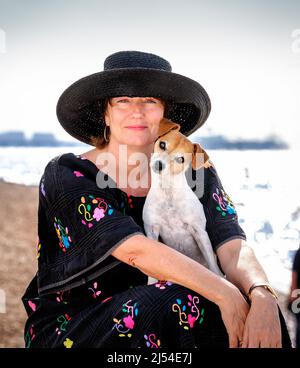 Nur für redaktionelle Verwendung - Schauspielerin Anna Chancellor am Brighton Strand mit ihrem Hund, Abb. Bild von Jim Holden Stockfoto