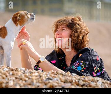 Nur für redaktionelle Verwendung - Schauspielerin Anna Chancellor am Brighton Strand mit ihrem Hund, Abb. Bild von Jim Holden Stockfoto