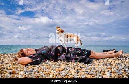 Nur für redaktionelle Verwendung - Schauspielerin Anna Chancellor am Brighton Strand mit ihrem Hund, Abb. Bild von Jim Holden Stockfoto