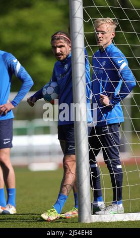 Stadt Bochum, Deutschland. 20. Apr, 2022. firo: 20.. April 2022, Fuvuball, 1. Bundesliga, Saison 2021/2022, VfL Bochum, Training, Konstantinos Stafylidis bei der Goalpost Credit: dpa/Alamy Live News Stockfoto