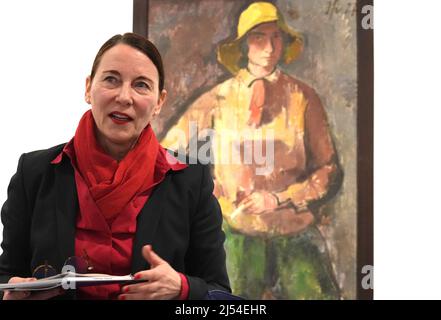 20. April 2022, Brandenburg, Potsdam: Jutta Götzmann, Direktorin des Potsdam-Museums und Kuratorin, spricht während des Presserundgangs zur Ausstellung "eine Sammlung - viele Perspektiven. Kunst im Dialog von 1900 bis heute“ vor dem Gemälde „Mädchen mit Reitfrucht“ (Öl auf Leinwand, 1927) von Ilse Fischer. Vom 22,04. Bis 02.10.2022 werden 60 Gemälde, Grafiken und Zeichnungen von 41 Künstlern in der Sonderausstellung zu sehen sein. Die Werke von 1900 bis heute wurden zuvor im Depot gelagert, einige sind wiederentdeckte Schätze, andere sind keine Neuerwerbungen des Stadtmuseums zu sehen. In PR Stockfoto