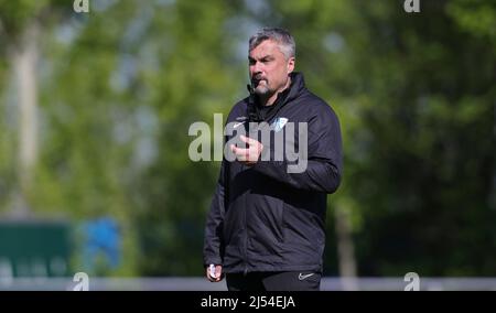 Stadt Bochum, Deutschland. 20. Apr, 2022. firo: 20.. April 2022, Fuvuball, 1. Bundesliga, Saison 2021/2022, VfL Bochum, Training, Trainer Thomas REIS mit Stoppuhr Credit: dpa/Alamy Live News Stockfoto