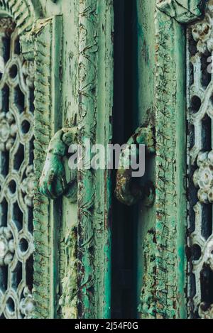 Türgriffe im maurischen Stil, aufgenommen in Loule, Algarve, Portugal Stockfoto