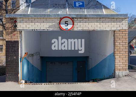 Moskau, Russland - 14. April 2022: Eingang zur alten Tiefgarage . Hochwertige Fotos Stockfoto