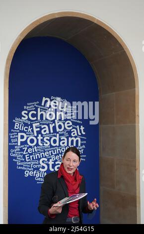 20. April 2022, Brandenburg, Potsdam: Jutta Götzmann, Direktorin des Potsdam-Museums und Kuratorin, spricht während des Presserundgangs zur Ausstellung "eine Sammlung - viele Perspektiven. Kunst im Dialog von 1900 bis heute“. Vom 22. April bis 2. Oktober 2022 zeigt die Sonderausstellung 60 Gemälde, Drucke und Zeichnungen von 41 Künstlern. Die Werke von 1900 bis heute wurden zuvor im Depot gelagert, einige sind wiederentdeckte Schätze, andere nicht gezeigt, Neuerwerbungen des Stadtmuseums. In Vorbereitung konnten die Bürger über eine Auswahl von 270 Objekten im Rahmen des Projekts „Demokratisierung“ abstimmen. Pho Stockfoto