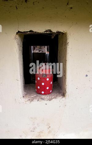 Alte schmutzige Milch, rot mit weißen Punkten Stockfoto