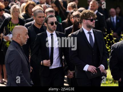 Die Mitglieder der Fahndungsgruppe Max George, Nathan Sykes und Jay McGuiness (zweite links nach rechts) bei der Beerdigung ihres Bandkollegen Tom Parker in der St. Francis of Assisi Kirche in Queensway, Petts Wood, im Südosten Londons, nach seinem Tod im Alter von 33 Jahren im vergangenen Monat, 17 Monate nach der Diagnose eines inOperation eines Hirntumors. Bilddatum: Mittwoch, 20. April 2022. Stockfoto