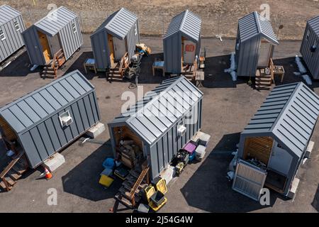 Denver, Colorado - kleine Häuser, gebaut vom Colorado Village Collaborative für Obdachlose. Das geliebte Dorf der Gemeinschaft soll vorübergehend sein Stockfoto