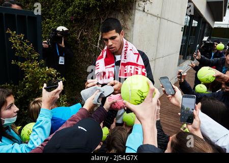 20.. April 2022; RCT Barceloona, Barcelona, Spanien; Barcelona Open Banc Sabadell, Carlos Alcaraz; Carlos Alcaraz bei Autogrammen Stockfoto