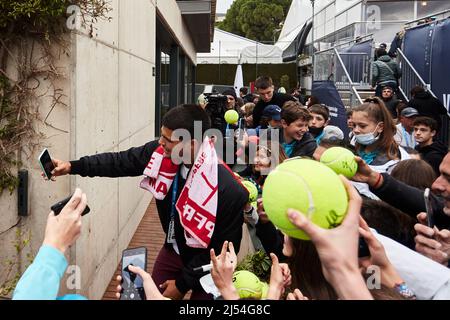 20.. April 2022; RCT Barceloona, Barcelona, Spanien; Barcelona Open Banc Sabadell, Carlos Alcaraz; Carlos Alcaraz bei Autogrammen Stockfoto