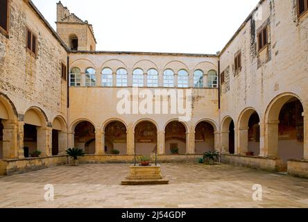 Kreuzgang in der Basilica di Santa Caterina d'Alessandria, Galatina, Apulien, Italien. Stockfoto