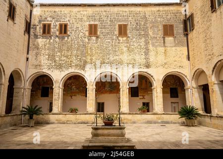 Kreuzgang in der Basilica di Santa Caterina d'Alessandria, Galatina, Apulien, Italien. Stockfoto