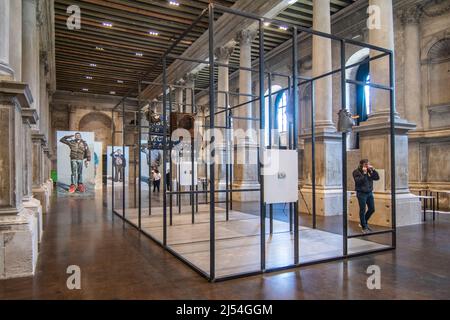 Venedig, Italien. 20.. April 2021: Der ukrainische Pavilon mit einer Botschaft des Präsidenten Zelenski über den tatsächlichen Konflikt mit Russland wird am 20. April 2022 im Misericordia-Palast in Venedig, Italien, zu sehen sein. Die Internationale Kunstausstellung 59. in Venedig wird vom 23.. April bis zum 27.. November für die Öffentlichkeit zugänglich sein. © Simone Padovani / Alamy Live News Stockfoto