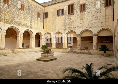 Kreuzgang in der Basilica di Santa Caterina d'Alessandria, Galatina, Apulien, Italien. Stockfoto