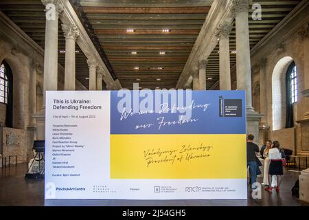 Venedig, Italien. 20.. April 2021: Der ukrainische Pavilon mit einer Botschaft des Präsidenten Zelenski über den tatsächlichen Konflikt mit Russland wird am 20. April 2022 im Misericordia-Palast in Venedig, Italien, zu sehen sein. Die Internationale Kunstausstellung 59. in Venedig wird vom 23.. April bis zum 27.. November für die Öffentlichkeit zugänglich sein. © Simone Padovani / Alamy Live News Stockfoto