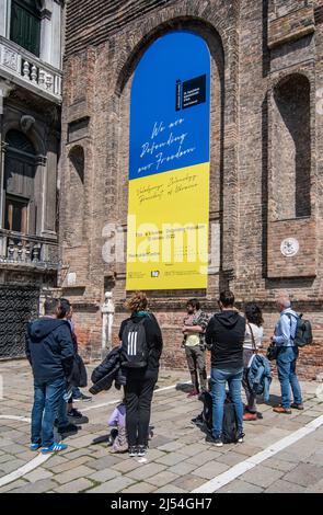 Venedig, Italien. 20.. April 2021: Der ukrainische Pavilon mit einer Botschaft des Präsidenten Zelenski über den tatsächlichen Konflikt mit Russland wird am 20. April 2022 im Misericordia-Palast in Venedig, Italien, zu sehen sein. Die Internationale Kunstausstellung 59. in Venedig wird vom 23.. April bis zum 27.. November für die Öffentlichkeit zugänglich sein. © Simone Padovani / Alamy Live News Stockfoto