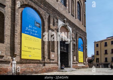 Venedig, Italien. 20.. April 2021: Der ukrainische Pavilon mit einer Botschaft des Präsidenten Zelenski über den tatsächlichen Konflikt mit Russland wird am 20. April 2022 im Misericordia-Palast in Venedig, Italien, zu sehen sein. Die Internationale Kunstausstellung 59. in Venedig wird vom 23.. April bis zum 27.. November für die Öffentlichkeit zugänglich sein. © Simone Padovani / Alamy Live News Stockfoto