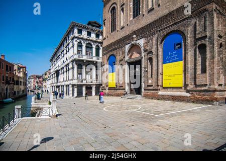 Venedig, Italien. 20.. April 2021: Der ukrainische Pavilon mit einer Botschaft des Präsidenten Zelenski über den tatsächlichen Konflikt mit Russland wird am 20. April 2022 im Misericordia-Palast in Venedig, Italien, zu sehen sein. Die Internationale Kunstausstellung 59. in Venedig wird vom 23.. April bis zum 27.. November für die Öffentlichkeit zugänglich sein. © Simone Padovani / Alamy Live News Stockfoto