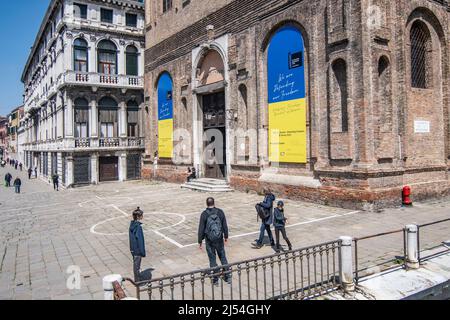 Venedig, Italien. 20.. April 2021: Der ukrainische Pavilon mit einer Botschaft des Präsidenten Zelenski über den tatsächlichen Konflikt mit Russland wird am 20. April 2022 im Misericordia-Palast in Venedig, Italien, zu sehen sein. Die Internationale Kunstausstellung 59. in Venedig wird vom 23.. April bis zum 27.. November für die Öffentlichkeit zugänglich sein. © Simone Padovani / Alamy Live News Stockfoto