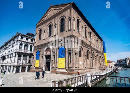 Venedig, Italien. 20.. April 2021: Der ukrainische Pavilon mit einer Botschaft des Präsidenten Zelenski über den tatsächlichen Konflikt mit Russland wird am 20. April 2022 im Misericordia-Palast in Venedig, Italien, zu sehen sein. Die Internationale Kunstausstellung 59. in Venedig wird vom 23.. April bis zum 27.. November für die Öffentlichkeit zugänglich sein. © Simone Padovani / Alamy Live News Stockfoto