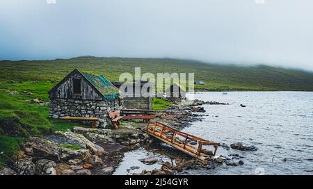 Altes traditionelles Haus am Meer auf der Insel Mykines auf den Färöern Stockfoto