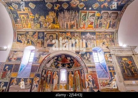 Basilica di Santa Caterina d'Alessandria in Galatina ist ein nationales Denkmal im romanischen und gotischen Stil. Apulien, Italien. Der Innenraum ist komplett neu Stockfoto