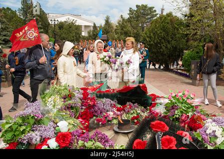 Kertsch, Krim 05 09 2021 : Parade Tag Des Sieges. Die Menschen beteiligen sich an der patriotischen Aktion Immortal Regiment . Sie halten Porträts von Menschen, die Stockfoto