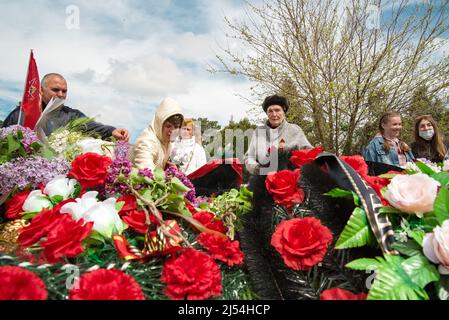 Kertsch, Krim 05 09 2021 : Parade Tag Des Sieges. Die Menschen beteiligen sich an der patriotischen Aktion Immortal Regiment . Sie halten Porträts von Menschen, die Stockfoto