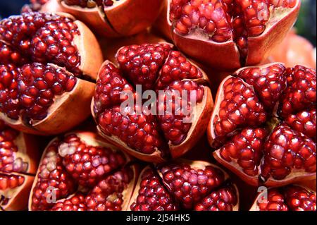 Die Gruppe der Granatapfel-Früchte in zwei Hälften geschnitten Stockfoto