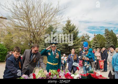Kertsch, Krim 05 09 2021 : Parade Tag Des Sieges. Die Menschen beteiligen sich an der patriotischen Aktion Immortal Regiment . Sie halten Porträts von Menschen, die Stockfoto