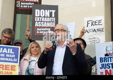 London, Großbritannien, London, Großbritannien. 20. April 2022. Jeremy Corbyn spricht vor dem Westminister Magistrate Court, nachdem er die Auslieferung von Julian Assange an die USA wegen Spionageanklagen formell genehmigt hatte, eine Entscheidung des britischen Innenministers Priti Patel. Kredit: claire doherty/Alamy Live Nachrichten Stockfoto