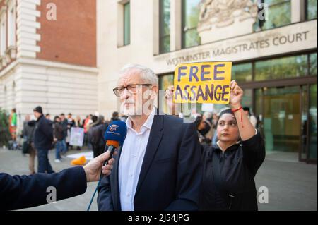 London, Großbritannien, London, Großbritannien. 20. April 2022. Jeremy Corbyn spricht vor dem Westminister Magistrate Court, nachdem er die Auslieferung von Julian Assange an die USA wegen Spionageanklagen formell genehmigt hatte, eine Entscheidung des britischen Innenministers Priti Patel. Kredit: claire doherty/Alamy Live Nachrichten Stockfoto