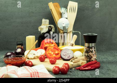 Frisches Gemüse und Gewürze zum Kochen von Pasta. Konzept der italienischen Küche: Rohe Pasta und Zutaten. Gesunde vegetarische Kost, Hintergrund mit Copy-SPAC Stockfoto