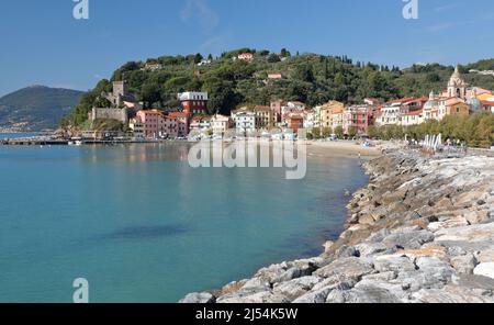 San Terenzo, La Spezia, Italien: Panoramablick auf den Golf der Dichter mit dem alten Fischerdorf an der Küste an einem sonnigen Tag Stockfoto