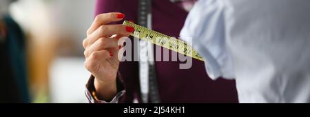 Frau Modedesignerin nimmt Messungen mit Zentimeter Stockfoto