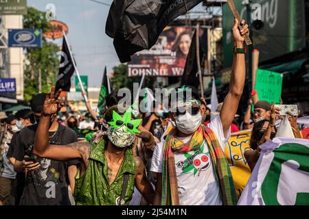 Bangkok, Thailand. 20. April 2022. Am Mittwoch, den 20. April 2022, nehmen Menschen an einem 4/20. märz in Bangkok, Thailand, Teil. (Bild: © Andre Malerba/ZUMA Press Wire) Stockfoto