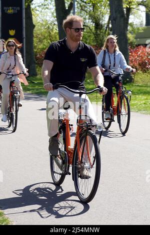 Der Herzog von Sussex radelt während der Invictus Games im Zuiderpark in Den Haag, Niederlande, durch den Zuiderpark. Bilddatum: Mittwoch, 20. April 2022. Stockfoto