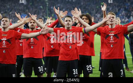 Stadt Hamburg, Deutschland. 19. Apr, 2022. oden firo : 04/19/2022 Fuvuball, 1. Bundesliga, Saison 2021/2022, DFB Pokal Halbfinale HSV Hamburg Hamburg, Hamburg, HSV Hamburg Hamburg Hamburg - SCF, SC Freiburg, Freiburger 1:3 Schluvujubel vºber der Eintritt in den Finaljubel von links nach rechts : von links nach rechts: Vincenzo Grifo, Christian Gvºnter, Kiliann Sildillia . Kredit: dpa/Alamy Live Nachrichten Stockfoto